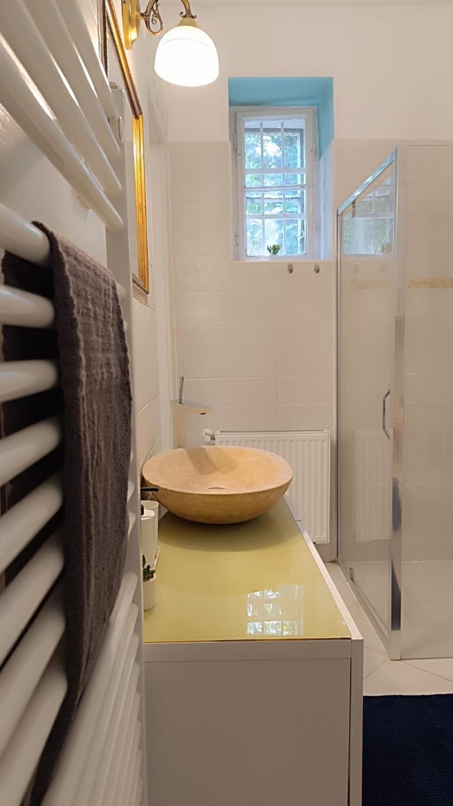 Heritage Harmony With Free Parking Apartment